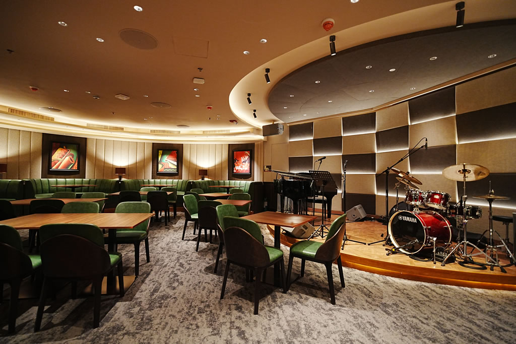 Smith & Wollensky bar and lounge seating