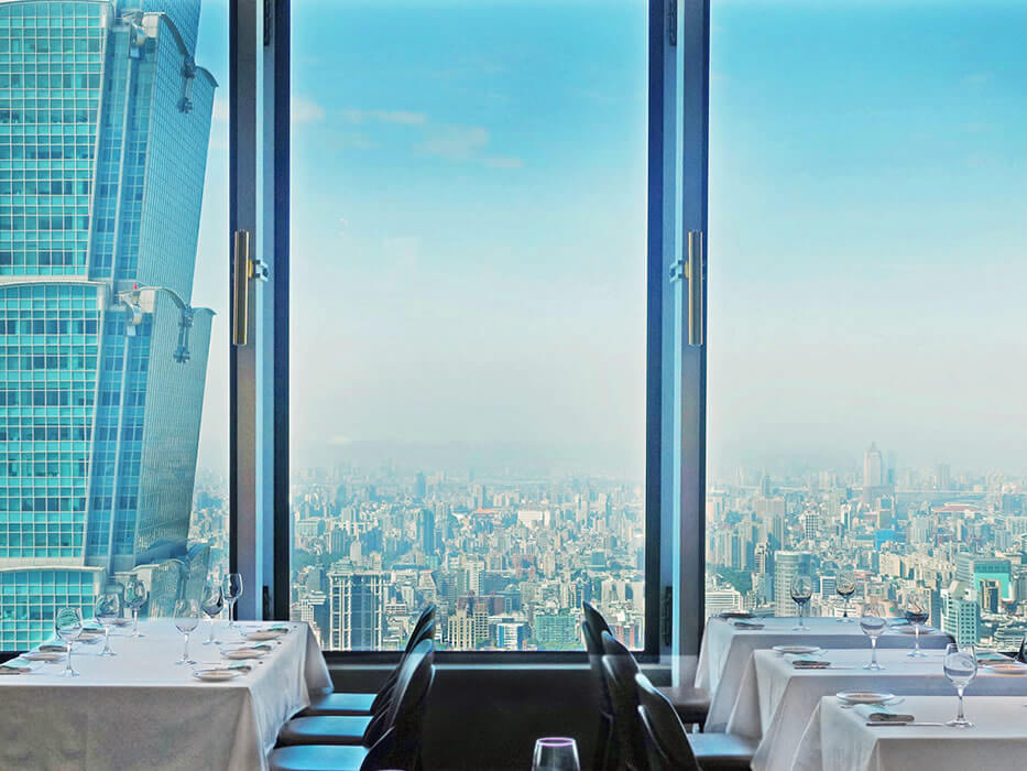 Smith & Wollensky Taipei on the 47th floor in Xinyi District